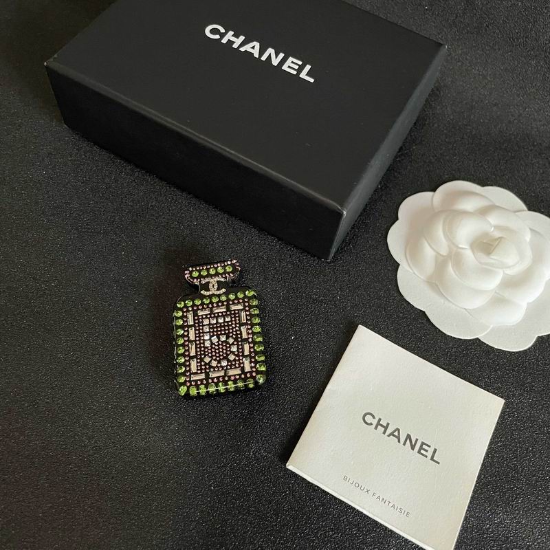 Chanel Brooch 03yxs273